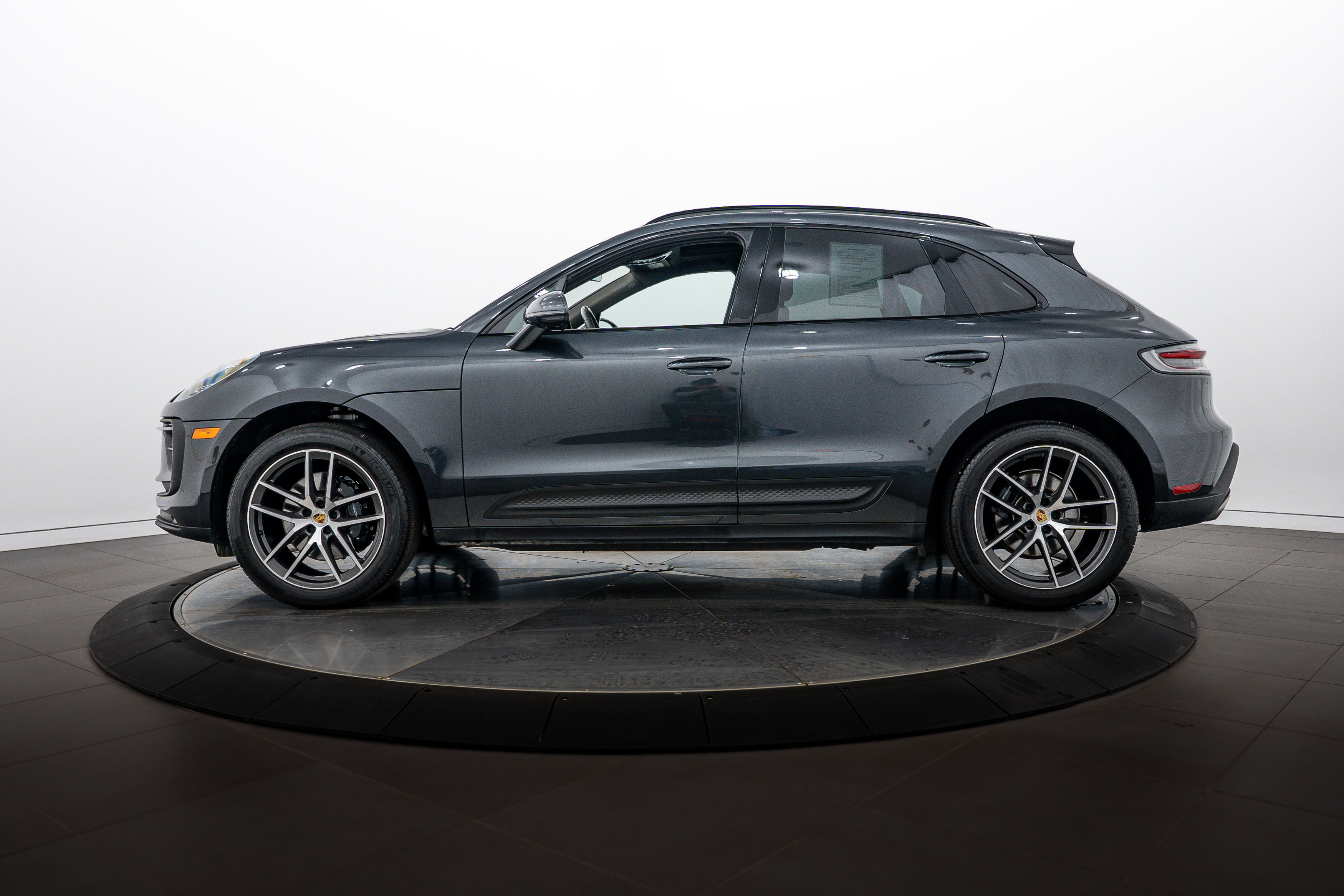 Certified 2024 Porsche Macan S AWD/4WD image 2