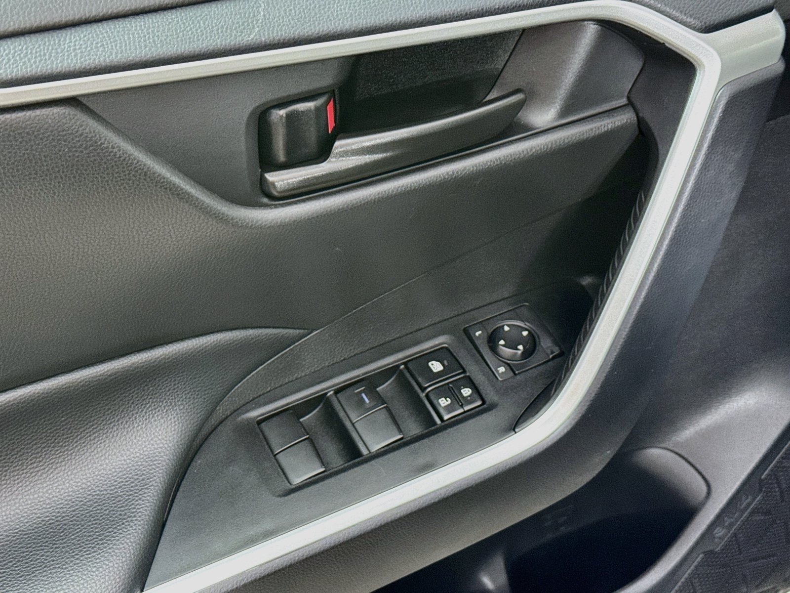 Certified 2025 Toyota RAV4 LE AWD/4WD image 17