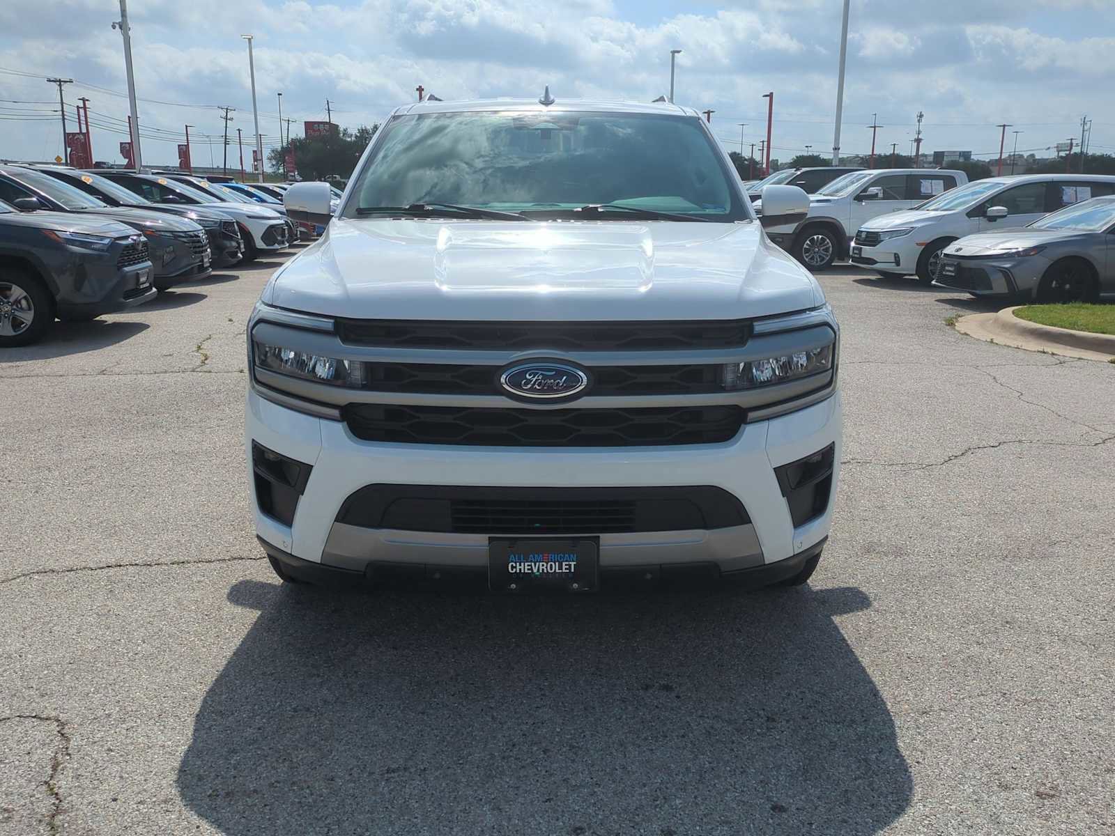 Used 2024 Ford Expedition XLT RWD image 3