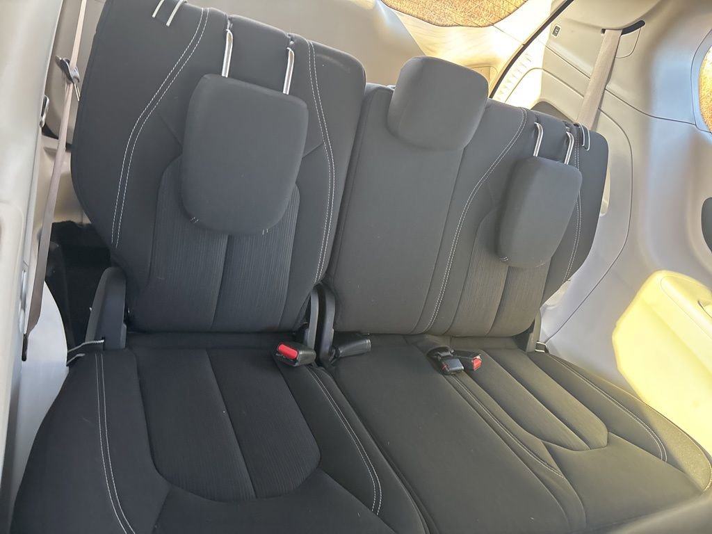 Used 2023 Chrysler Voyager LX image 28
