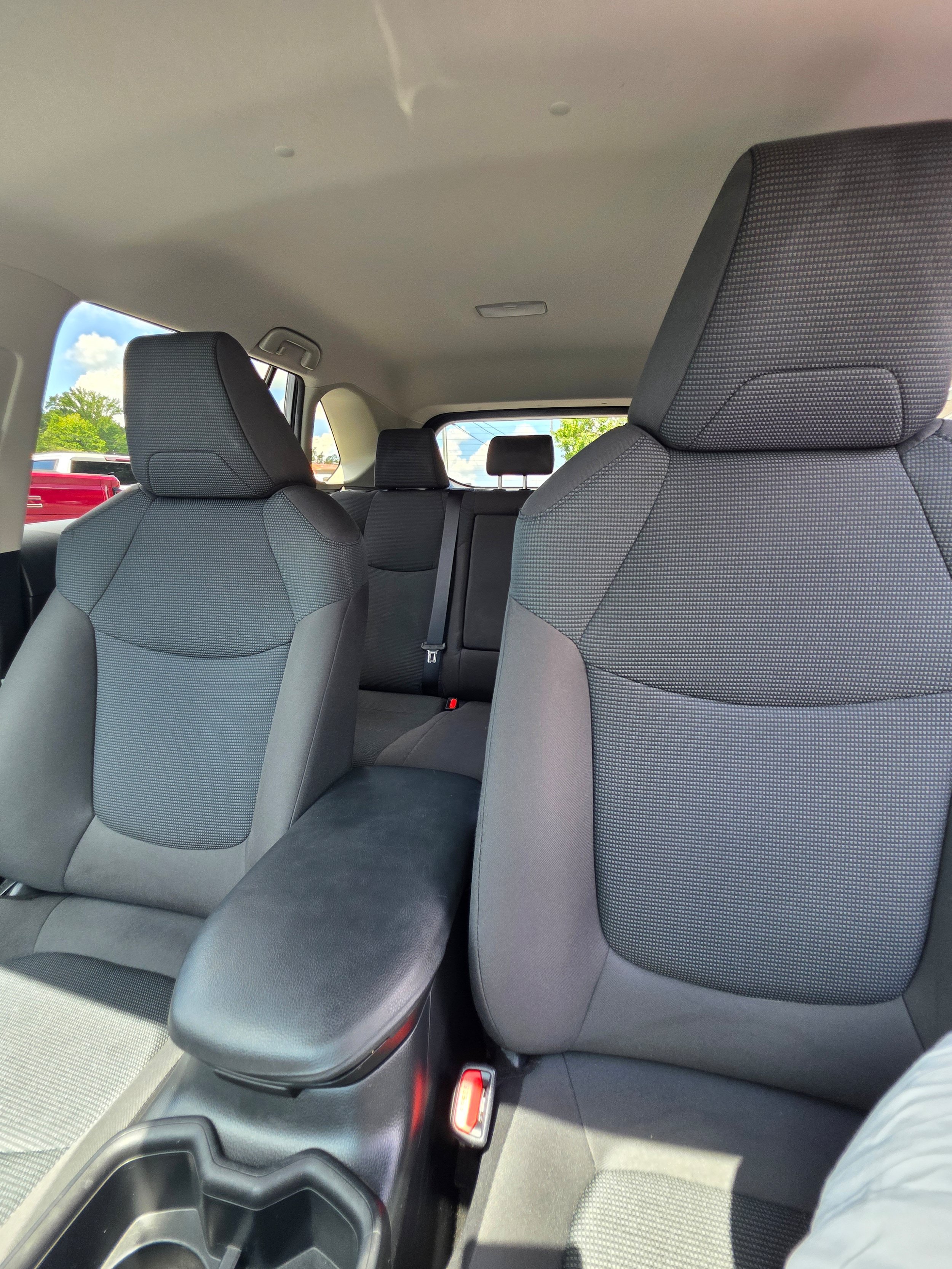 Used 2022 Toyota RAV4 LE w/ Carpet Mat Package (TMS) AWD/4WD image 20