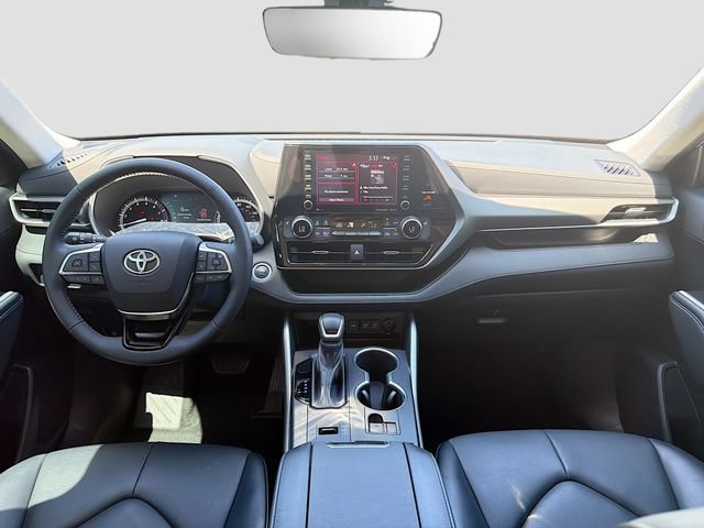 Used 2021 Toyota Highlander XLE FWD image 16