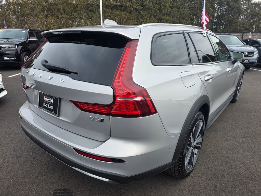 Used 2025 Volvo V60 B5 Cross Country Plus image 7
