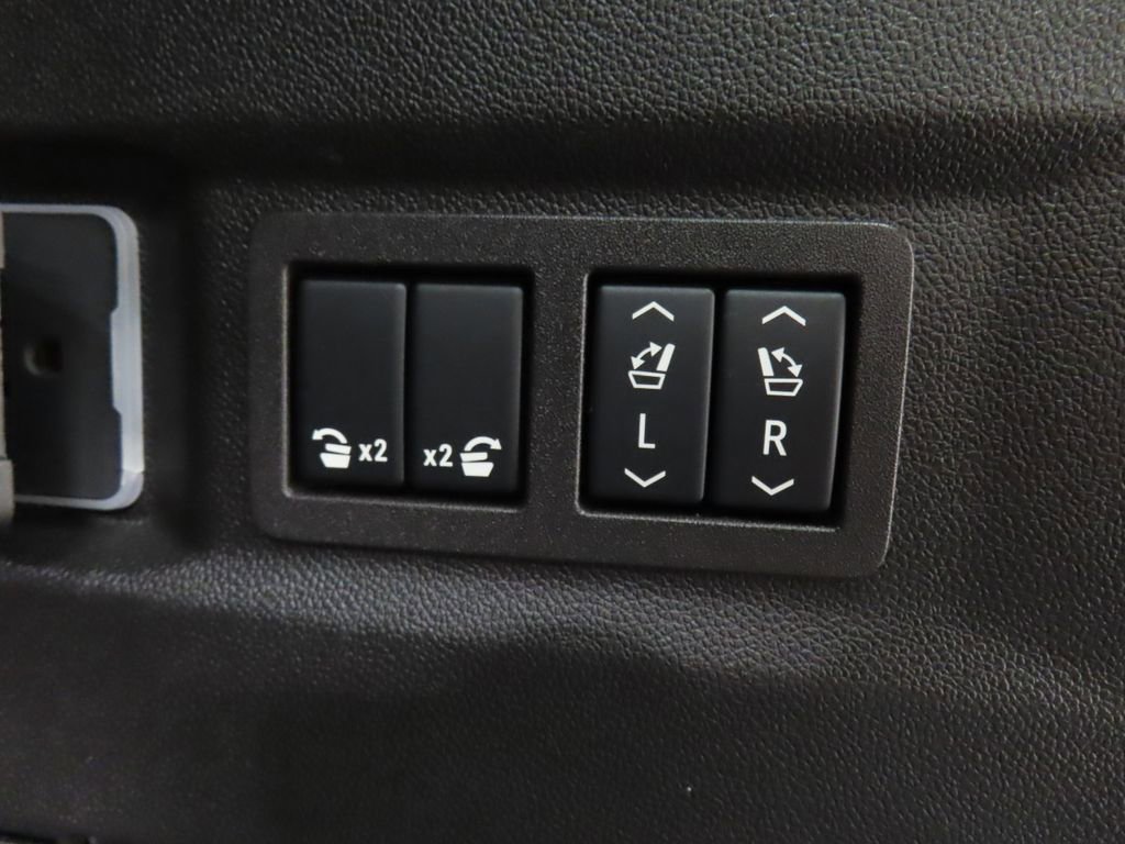 Used 2024 GMC Yukon SLT w/ SLT Luxury Package image 41