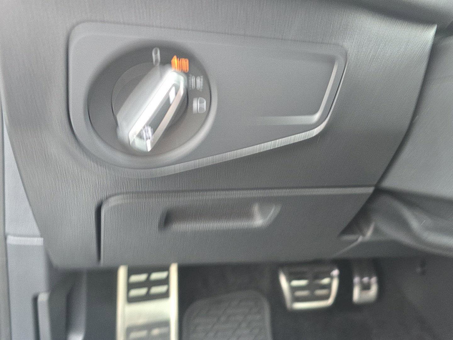 Used 2024 Volkswagen Tiguan SE R-Line image 15