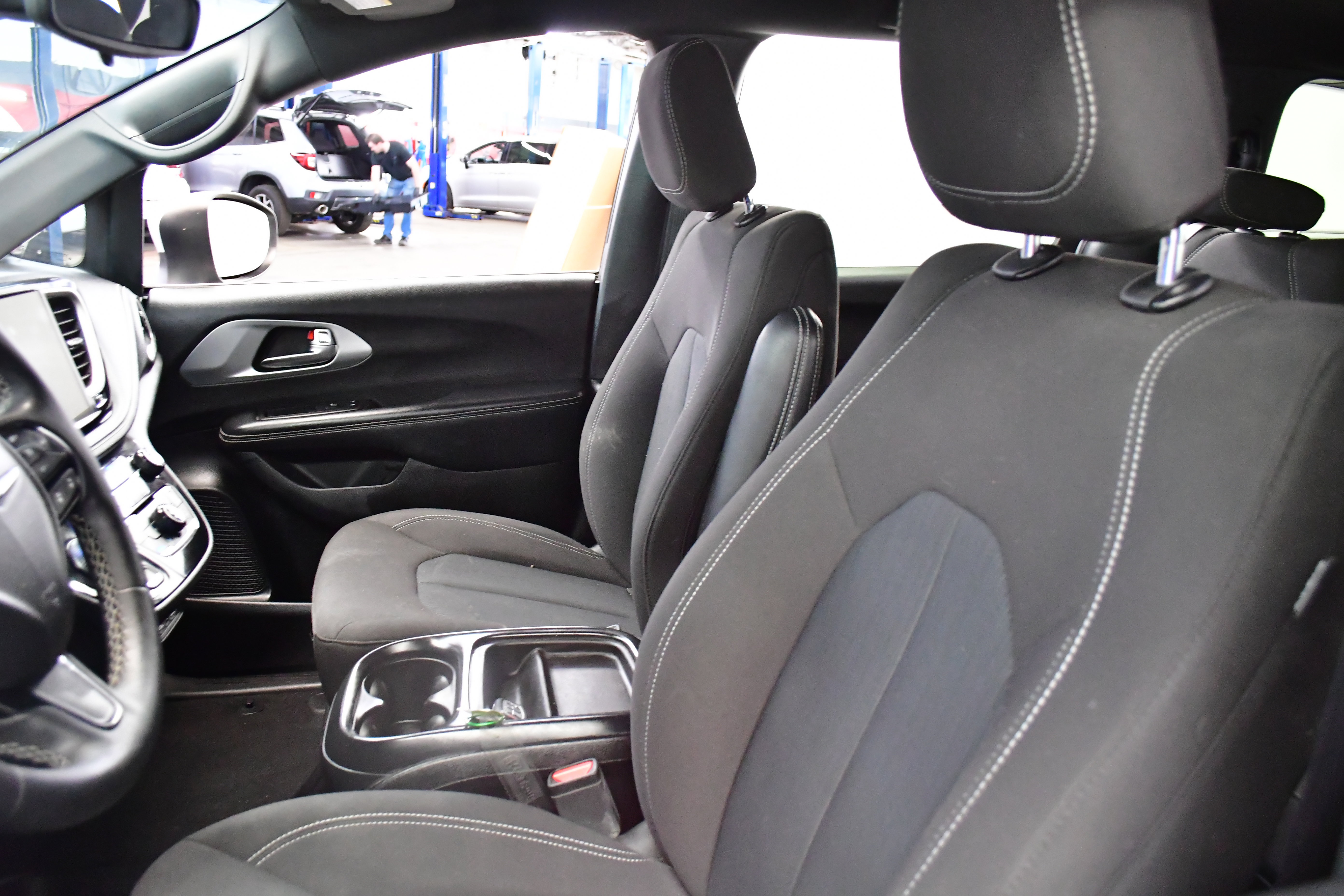 Used 2023 Chrysler Pacifica Touring FWD image 9