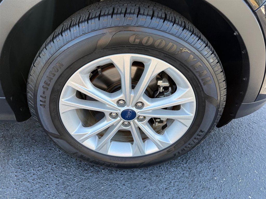 Used 2017 Ford Escape SE w/ Equipment Group 201A image 8