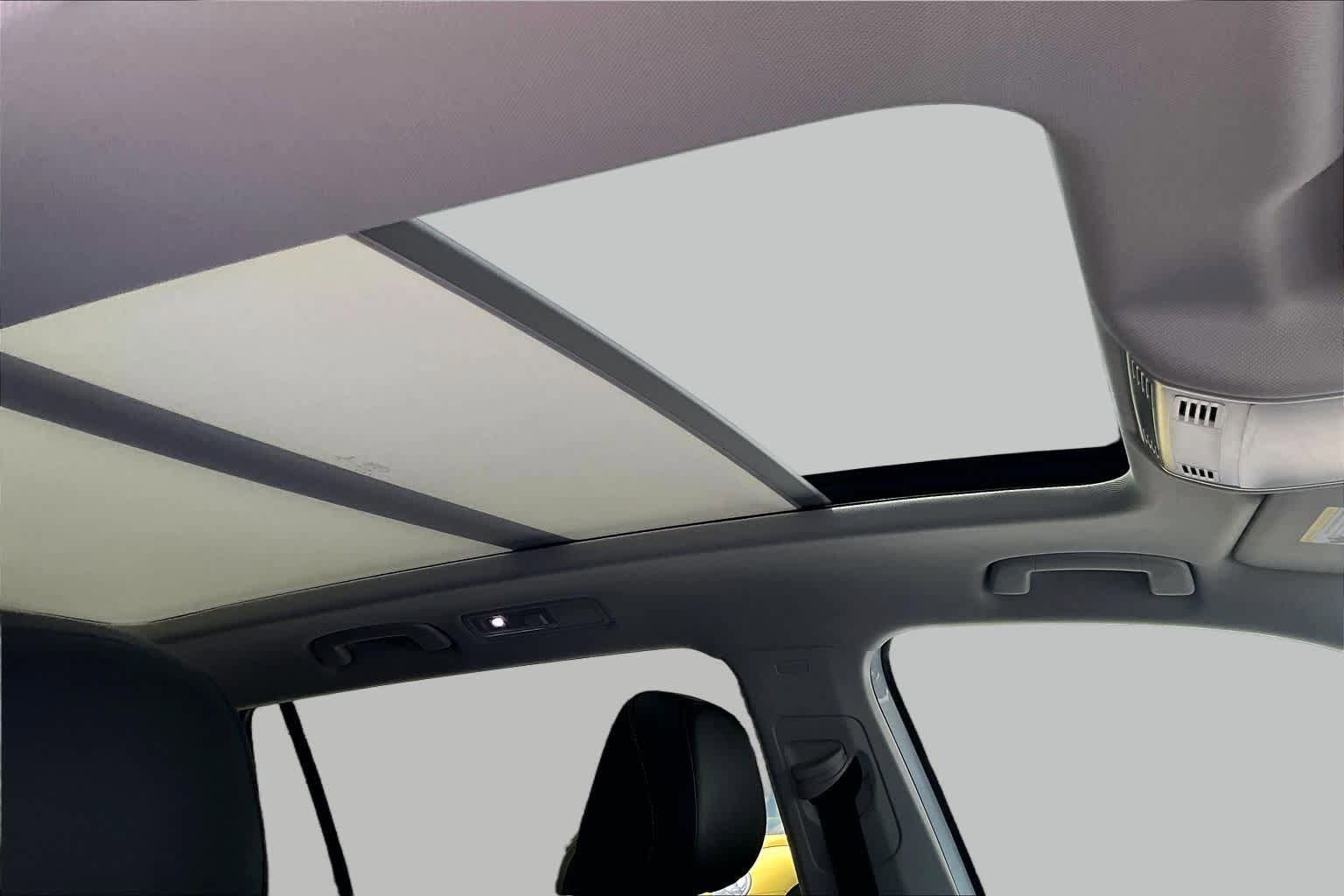Used 2019 Volkswagen Tiguan SE w/ Panoramic Sunroof Package FWD image 14