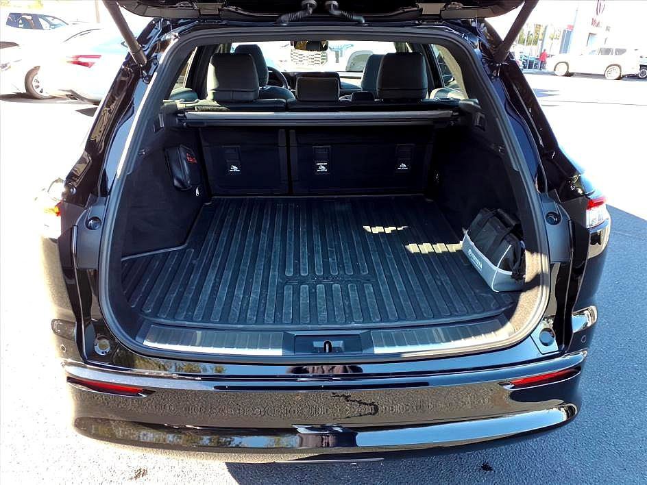 Used 2025 Toyota Crown Signia w/ Advanced Technology Package image 10