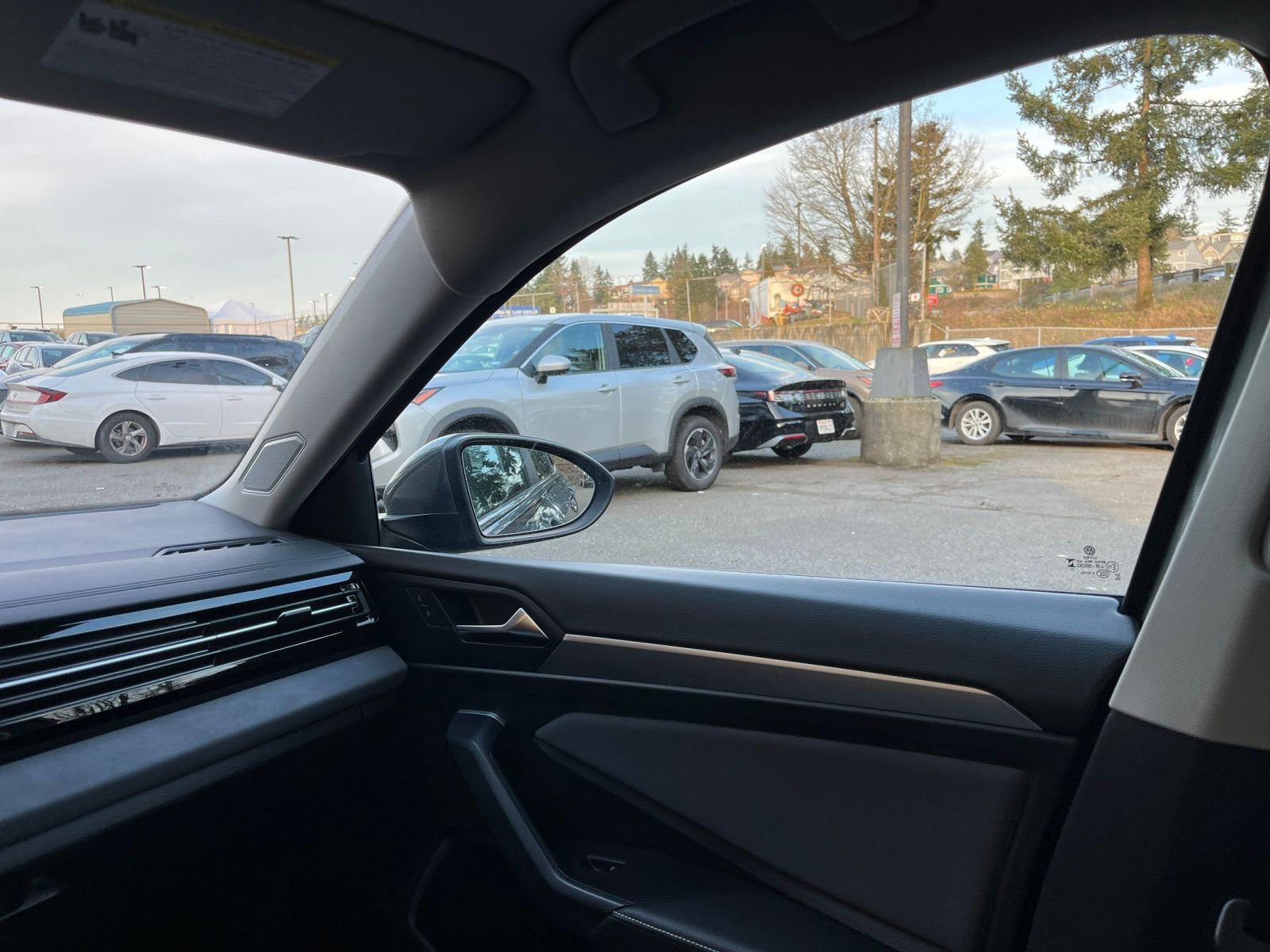 Used 2025 Volkswagen Jetta SE image 37