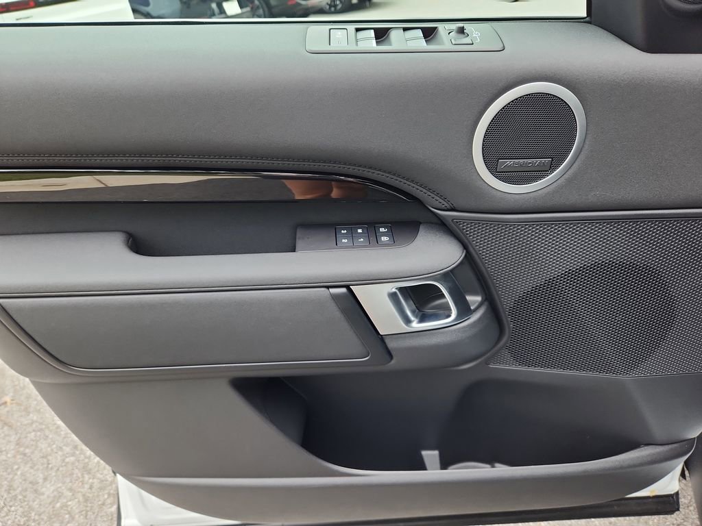 Certified 2025 Land Rover Discovery S AWD/4WD image 24