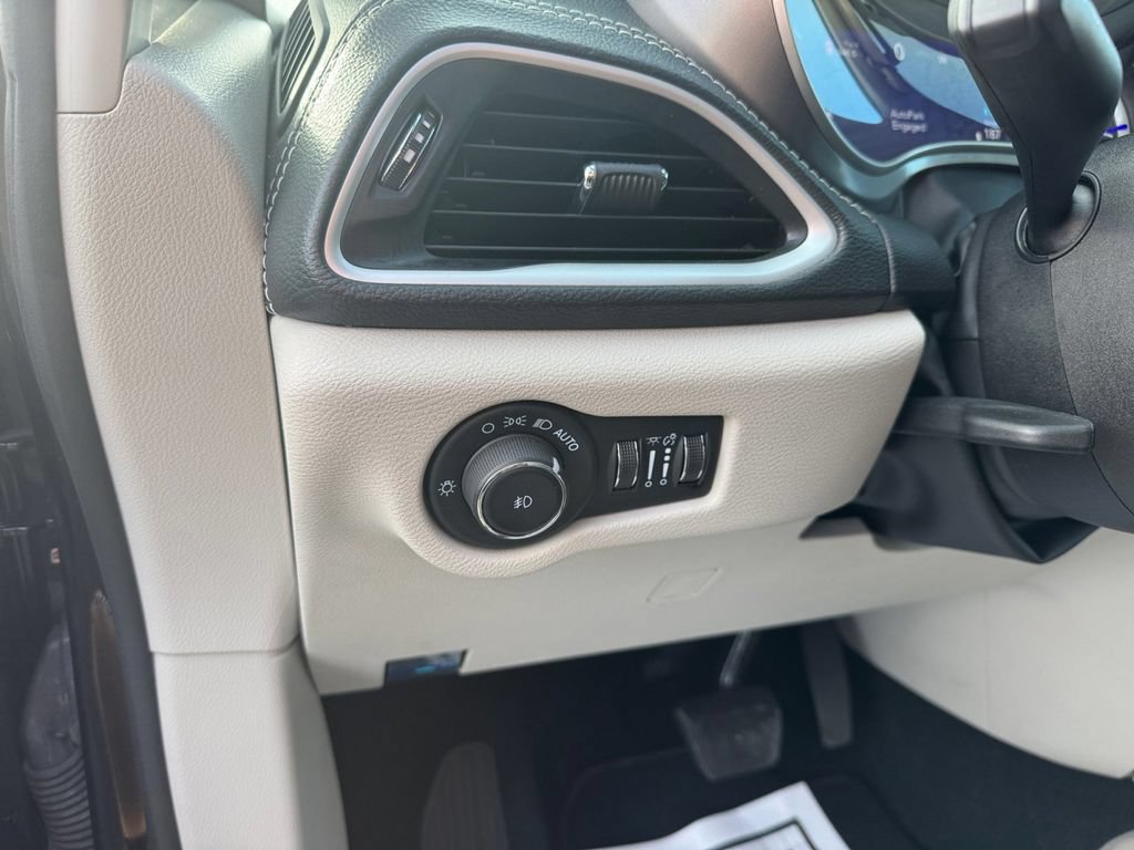Used 2024 Chrysler Pacifica Limited FWD image 31