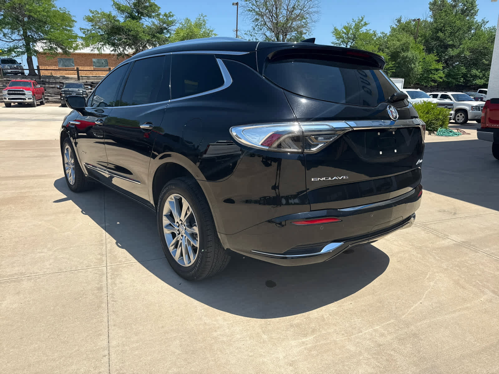Used 2023 Buick Enclave Avenir image 9