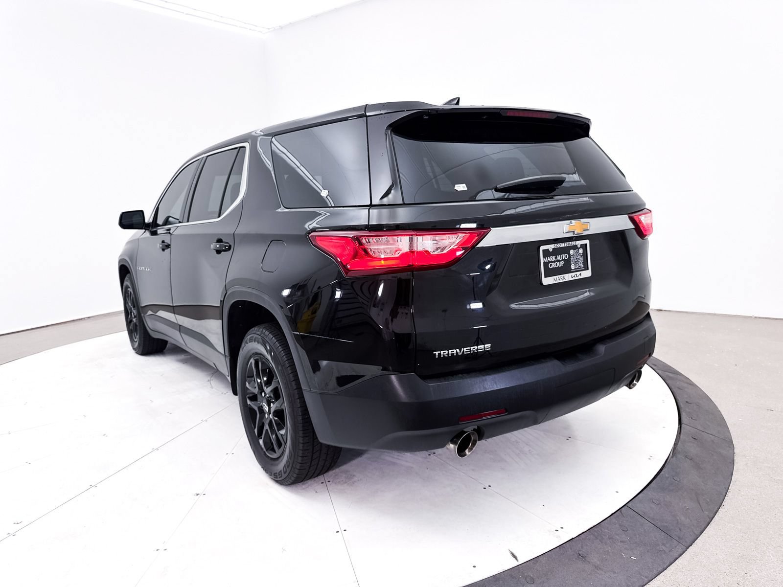 Used 2019 Chevrolet Traverse LS FWD image 2