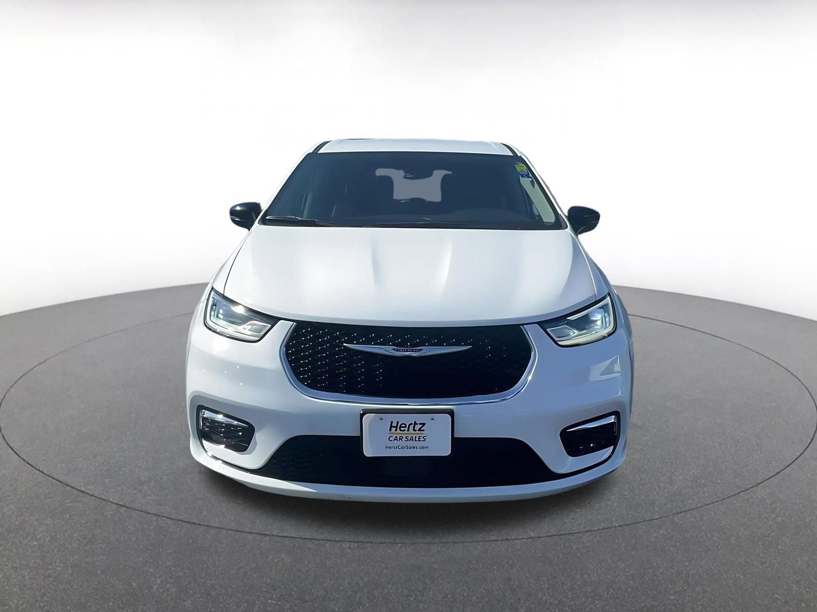 Used 2024 Chrysler Pacifica Touring-L image 4