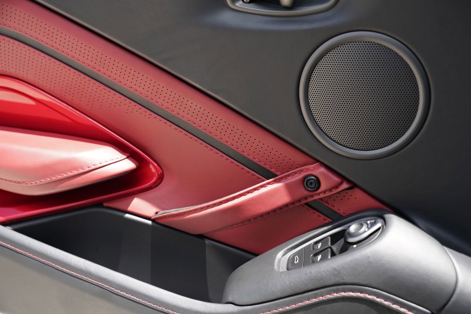 Used 2019 Aston Martin V8 Vantage Coupe image 18