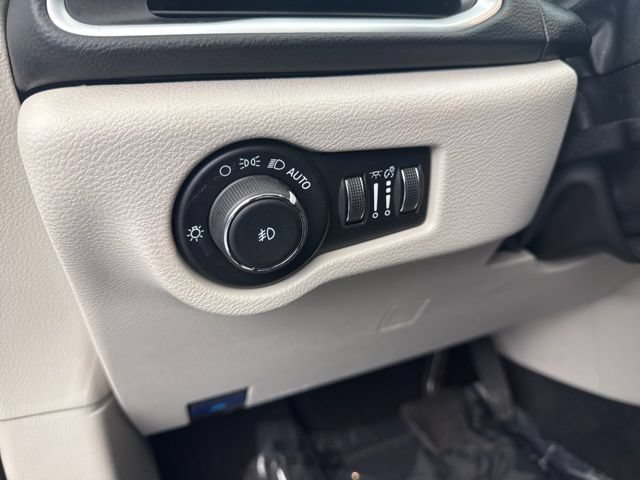 Used 2024 Chrysler Pacifica Touring-L FWD image 32