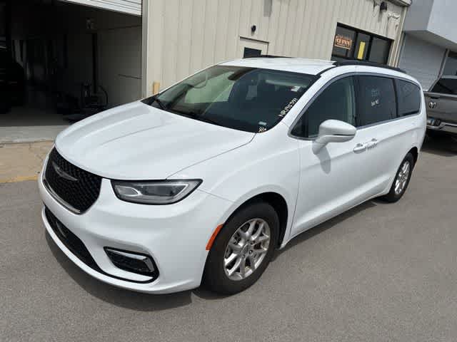 Used 2022 Chrysler Pacifica Touring-L FWD image 2