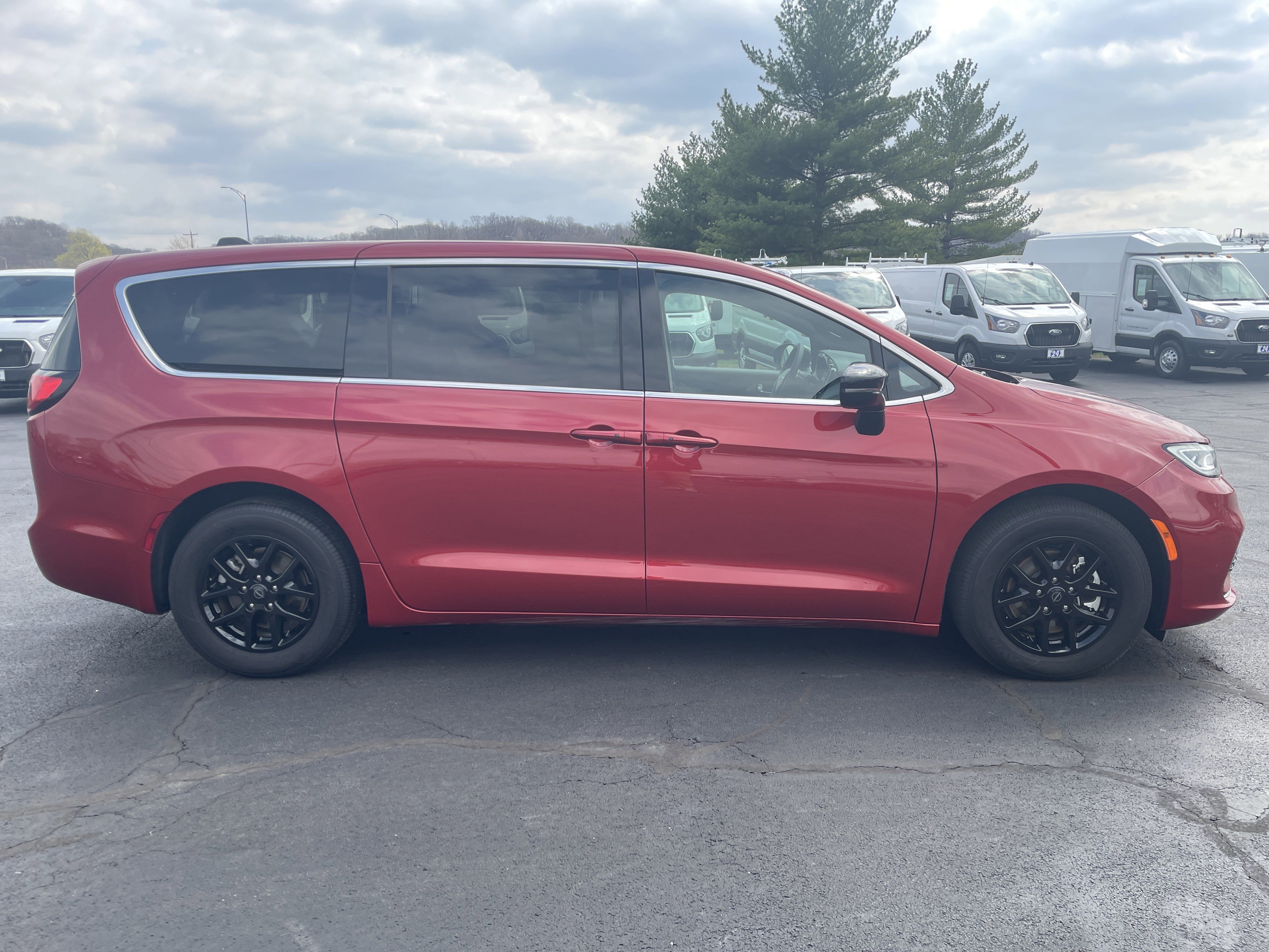 Used 2025 Chrysler Pacifica Select image 6