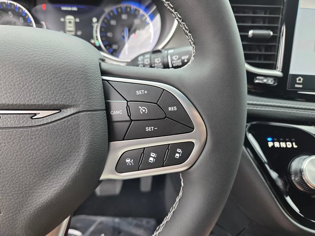 New 2027 Chrysler Pacifica Select w/ Family Tech Group FWD image 30