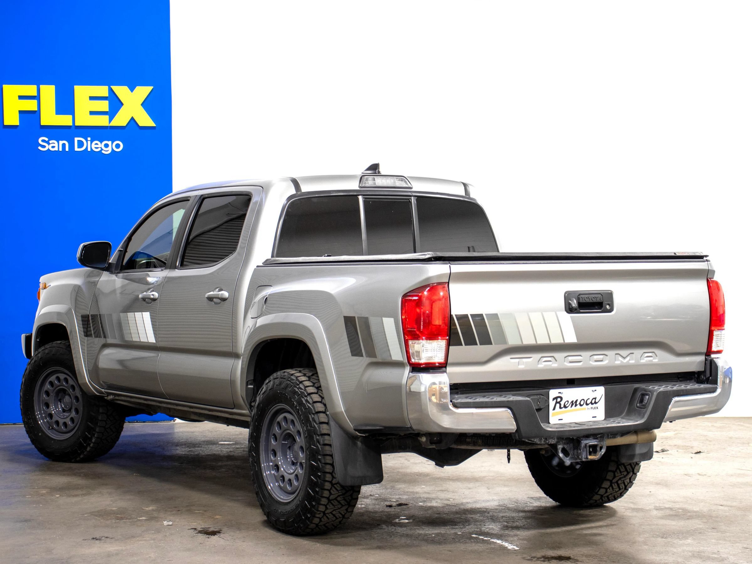 Used 2017 Toyota Tacoma SR5 w/ Tow Package RWD image 3