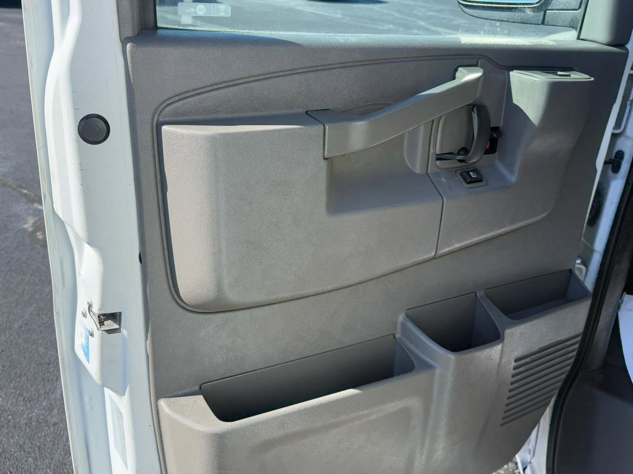 Used 2017 Chevrolet Express 2500 Extended RWD image 8