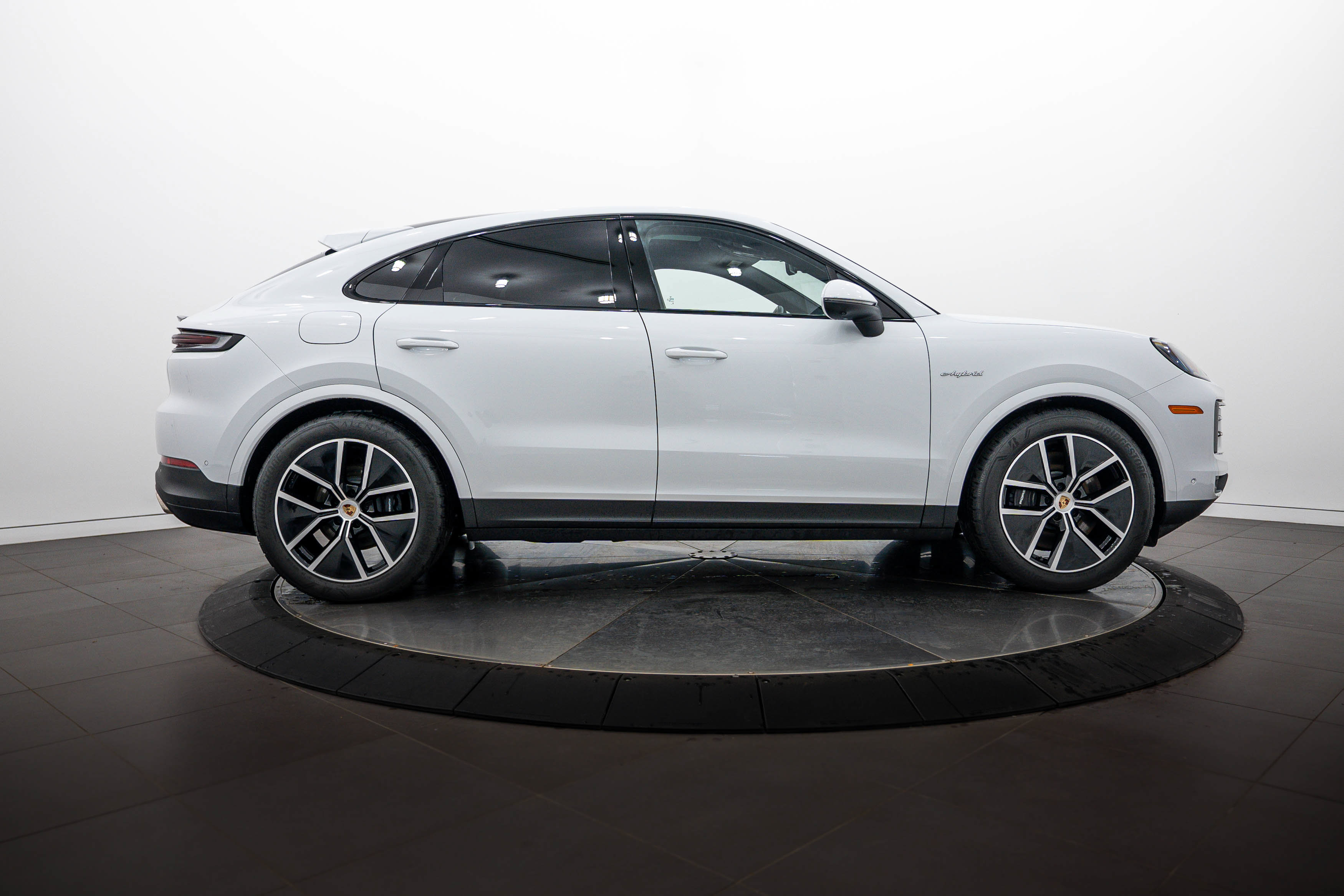 Certified 2025 Porsche Cayenne E-Hybrid Coupe AWD/4WD image 8