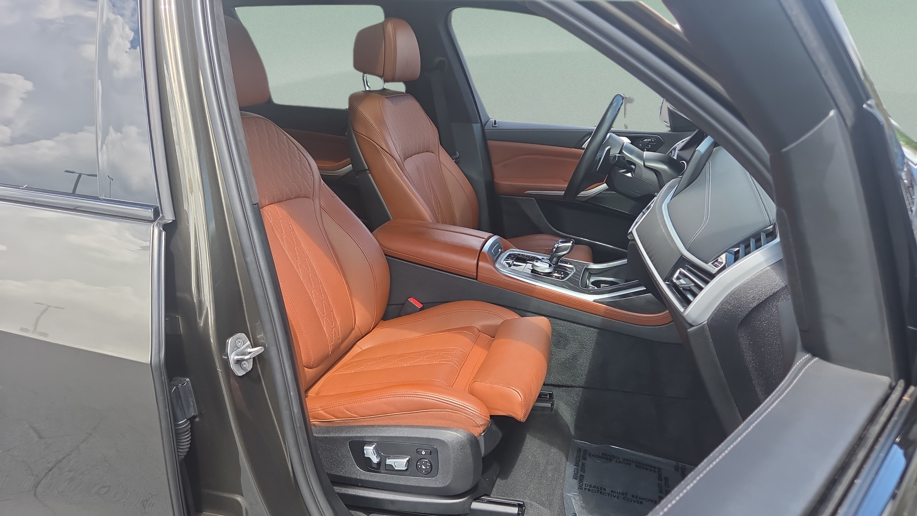 Used 2022 BMW X7 xDrive40i w/ M Sport Package AWD/4WD image 17