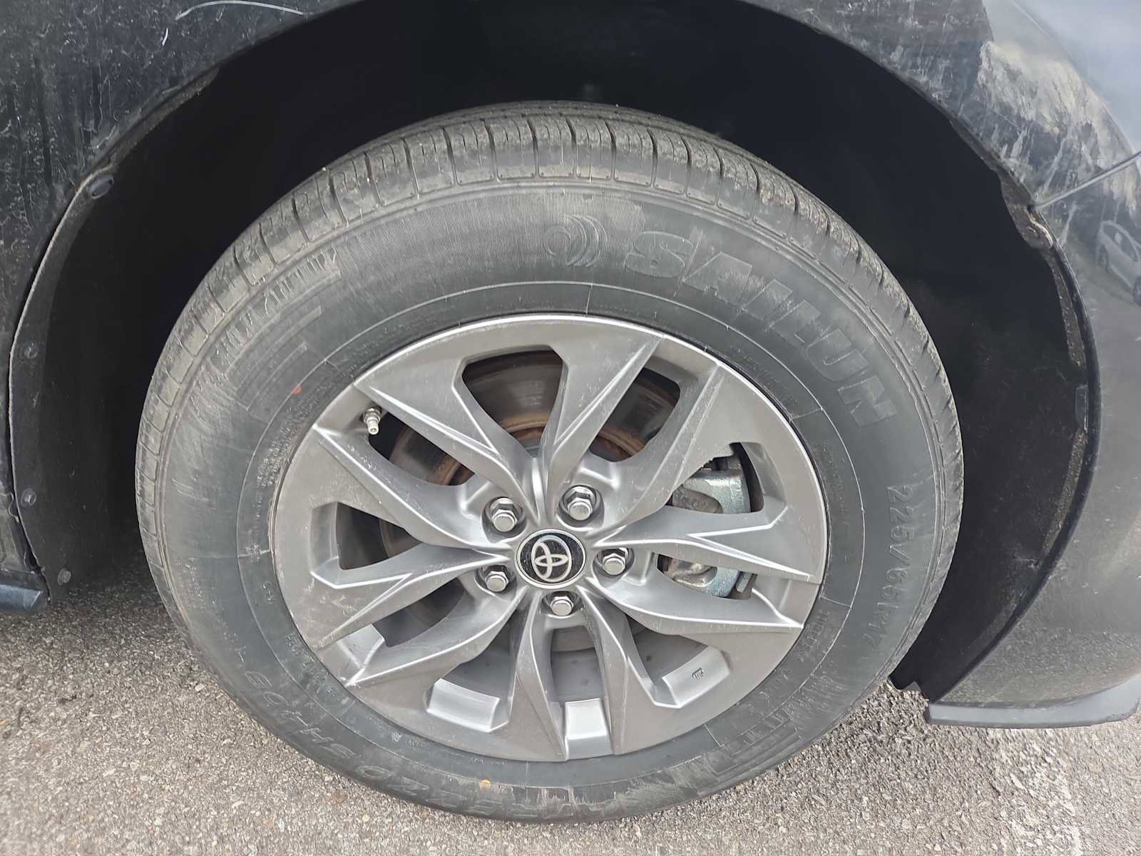 Used 2024 Toyota Sienna LE image 2