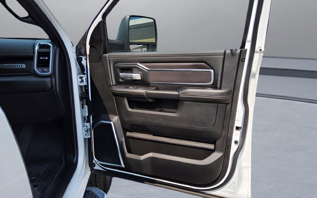 Used 2025 RAM 3500 Laramie AWD/4WD image 41