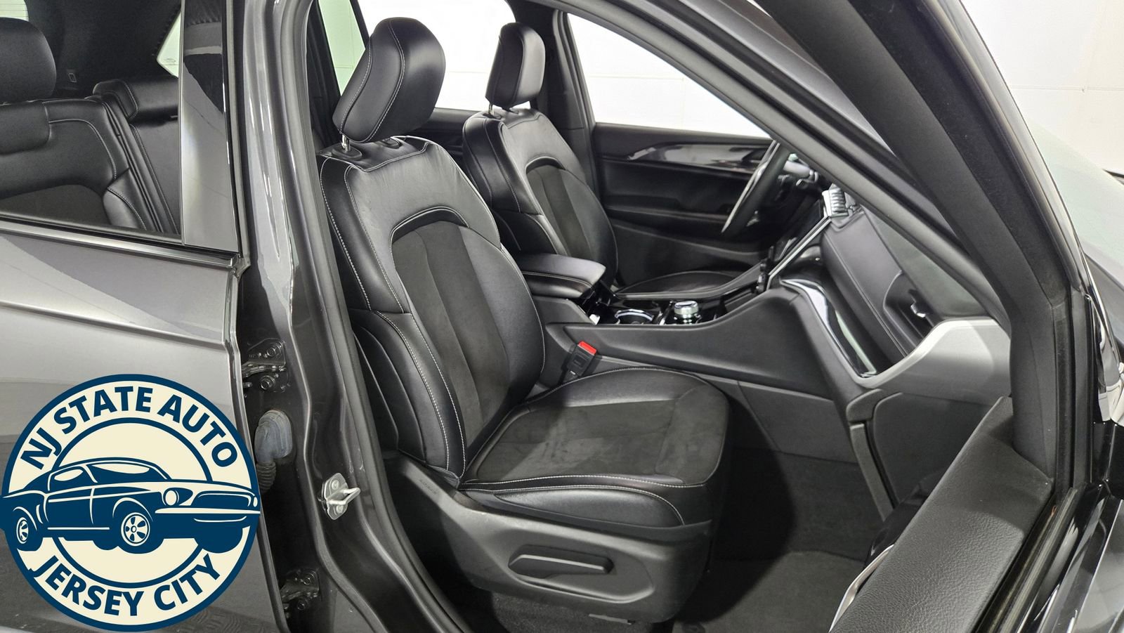 Used 2023 Jeep Grand Cherokee Altitude image 37