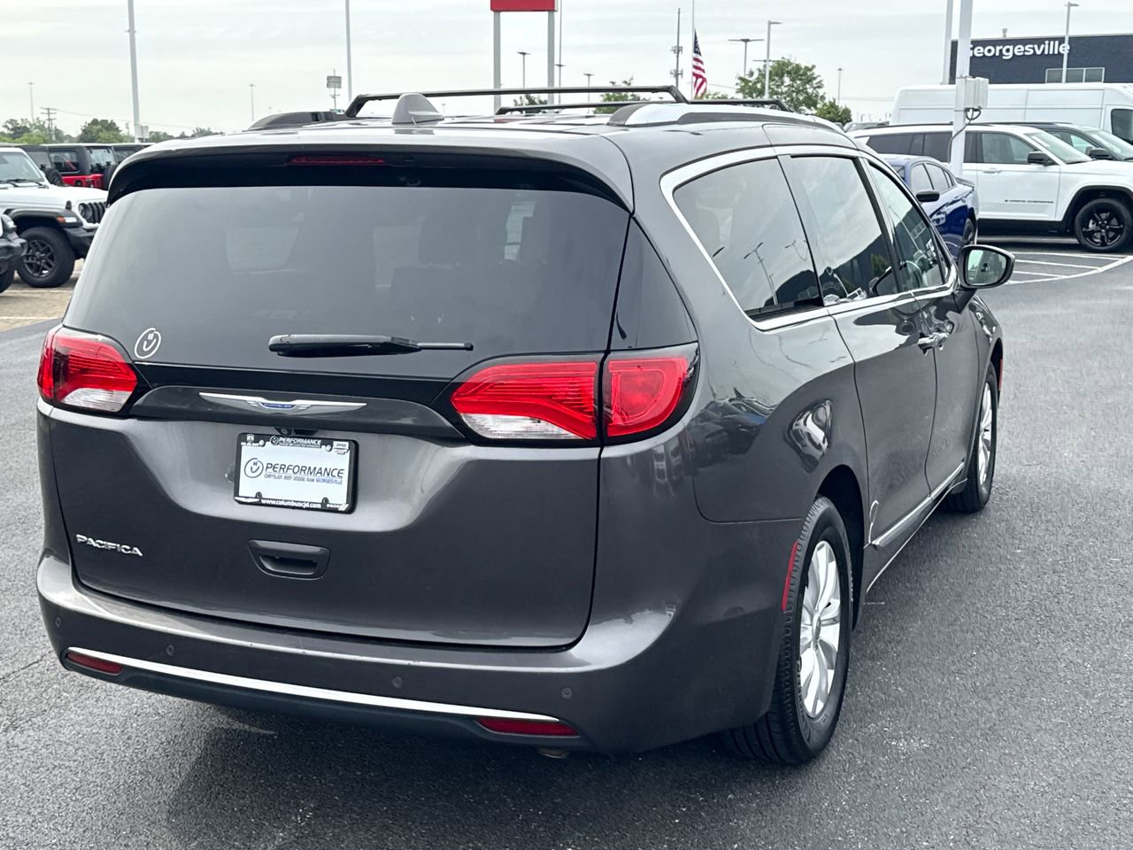 Used 2018 Chrysler Pacifica Touring-L Plus FWD image 3