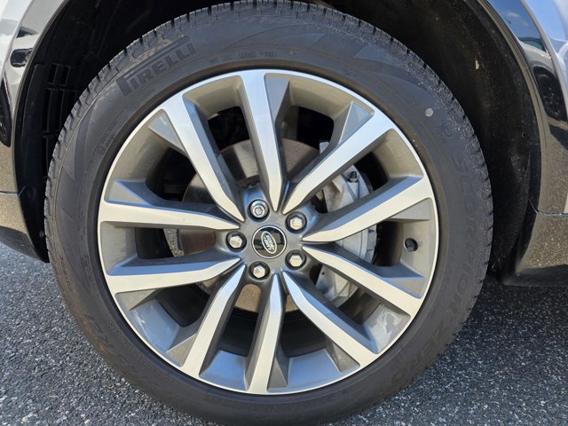 Used 2025 Land Rover Discovery Dynamic SE image 3