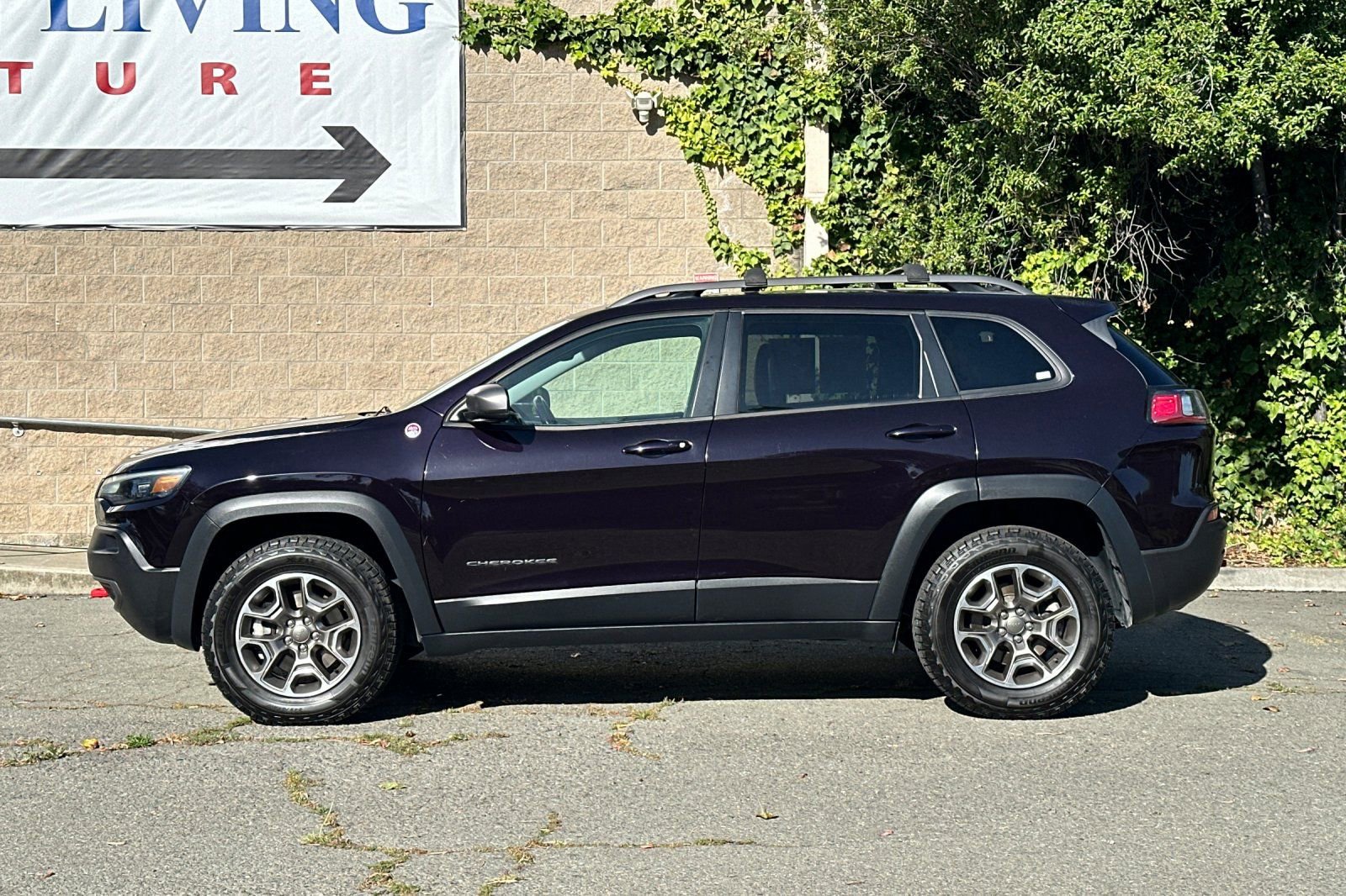 Used 2021 Jeep Cherokee Trailhawk w/ Trailer Tow Group AWD/4WD image 6