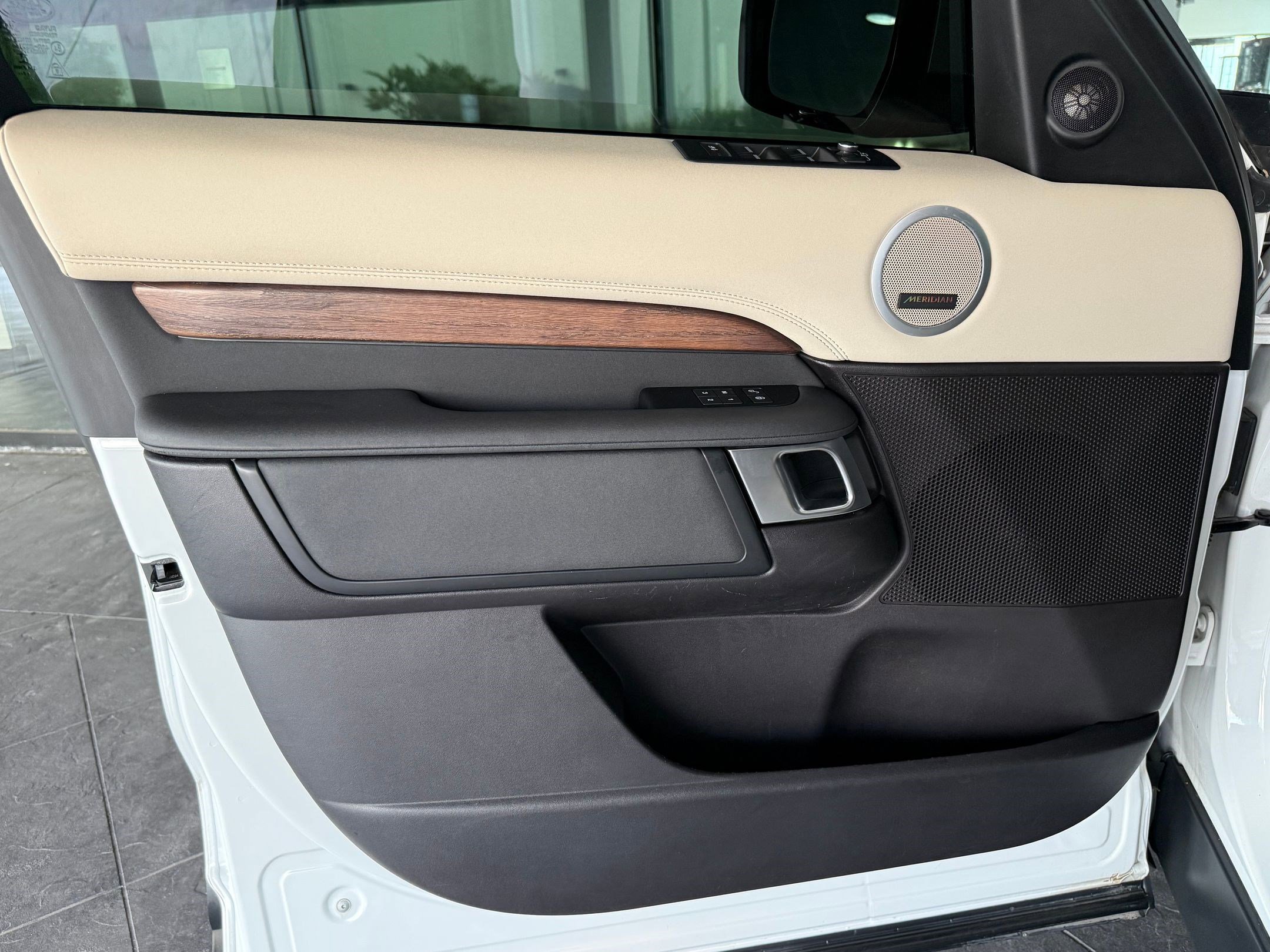 Used 2018 Land Rover Discovery HSE AWD/4WD image 12