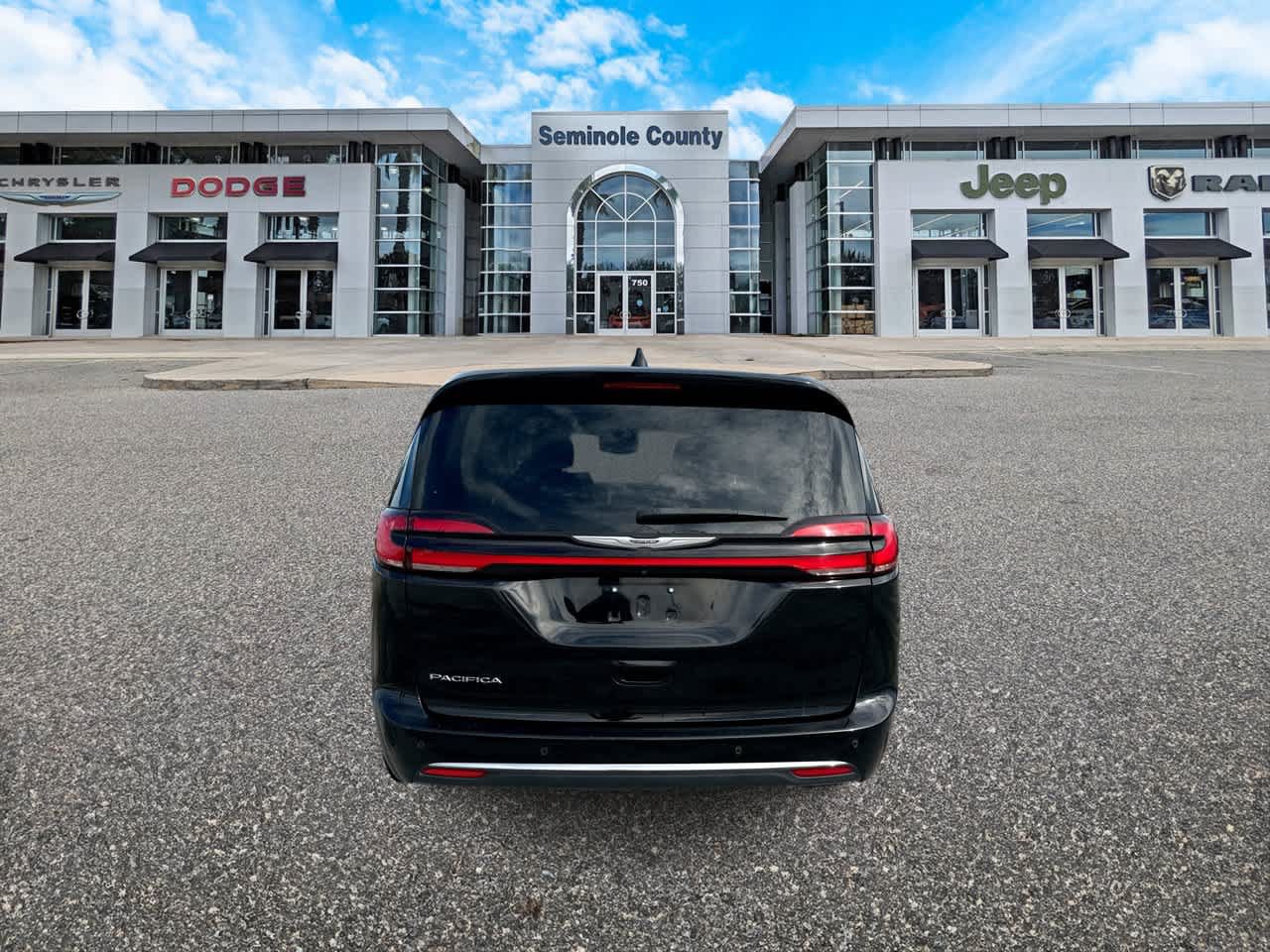Certified 2024 Chrysler Pacifica Touring-L FWD image 7
