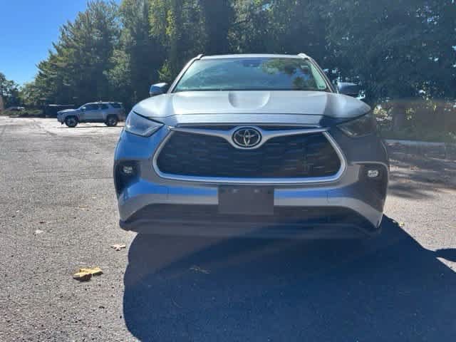 Used 2022 Toyota Highlander XLE AWD/4WD image 2