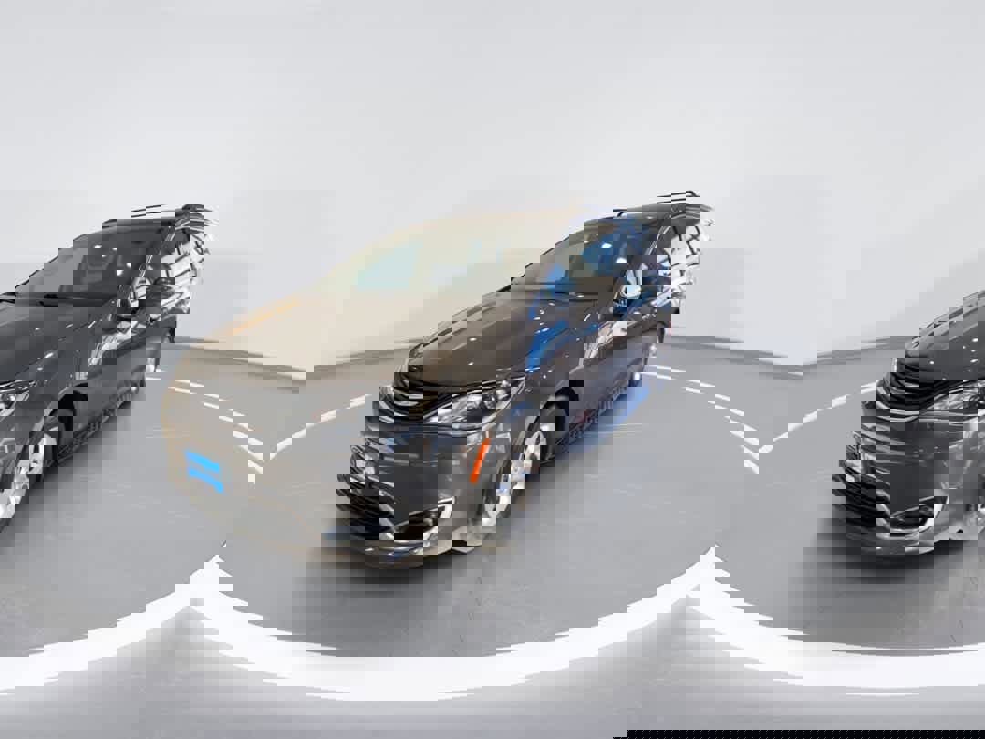 Used 2017 Chrysler Pacifica Premium image 3