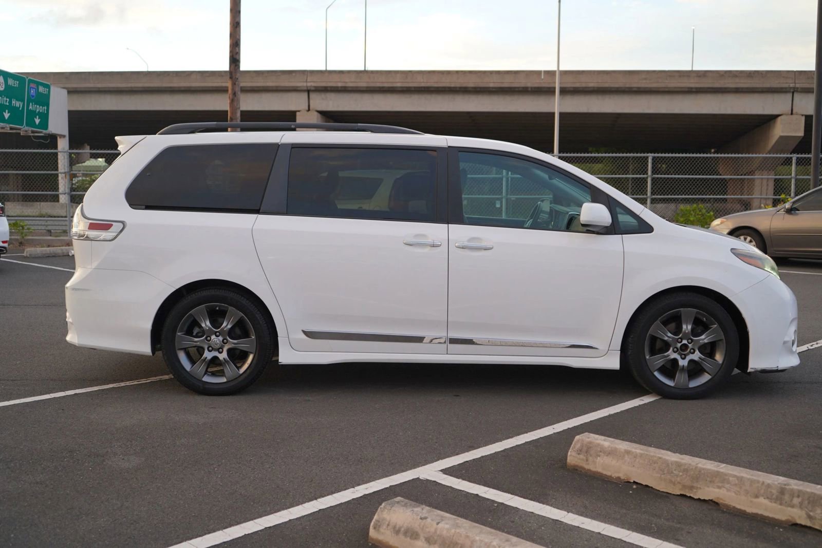 Used 2015 Toyota Sienna SE Premium image 26