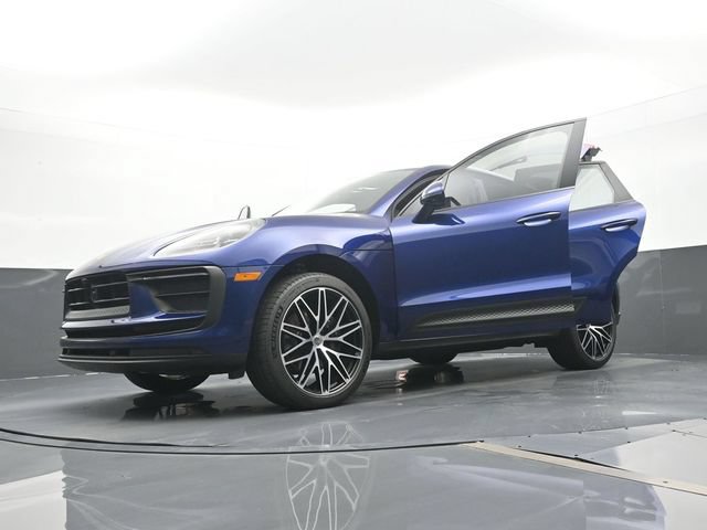 Certified 2025 Porsche Macan AWD/4WD image 31