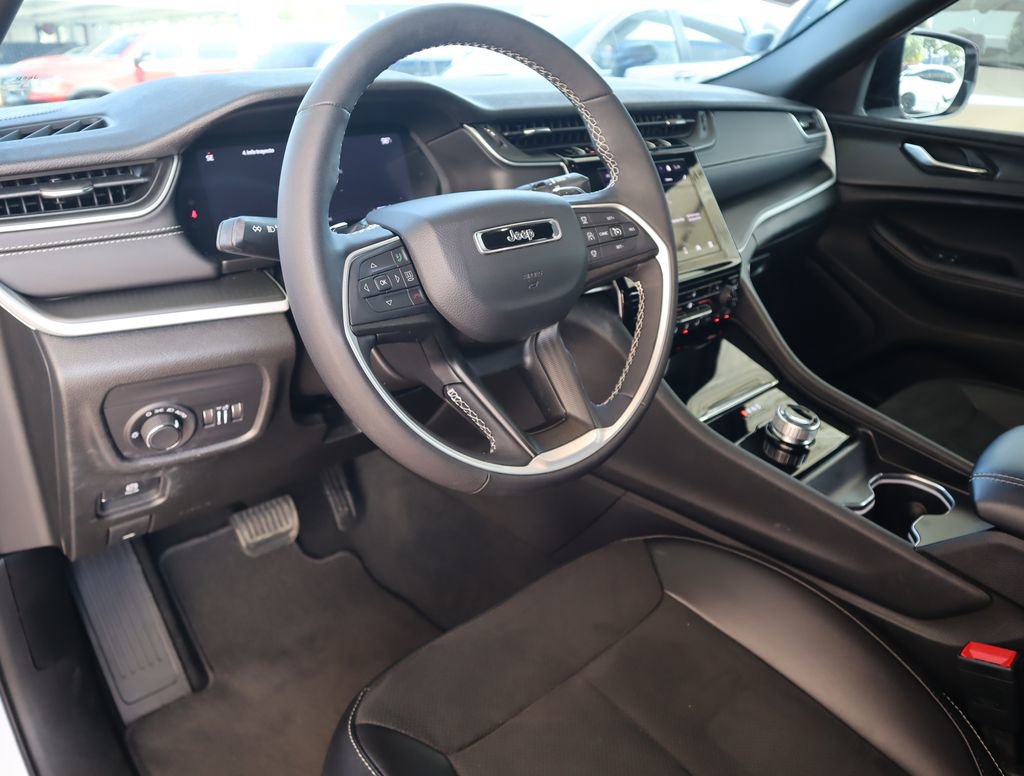 Used 2024 Jeep Grand Cherokee Altitude RWD image 28