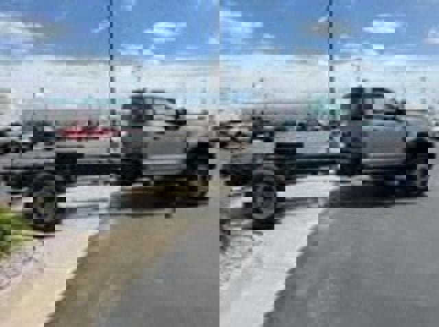 Used 2024 Ford F600 4x4 Regular Cab Super Duty w/ XLT Value Package image 2