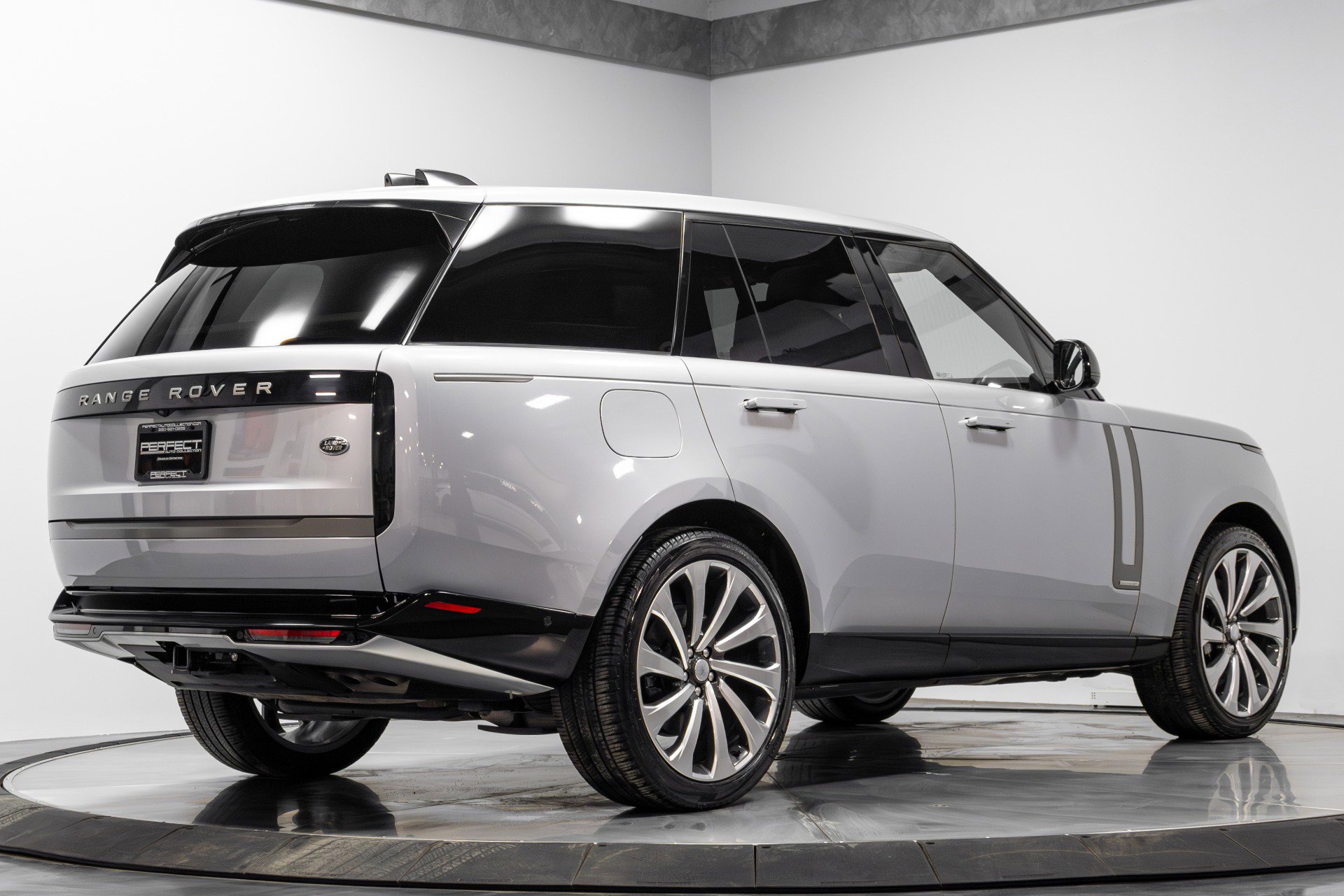 Used 2023 Land Rover Range Rover Autobiography image 13