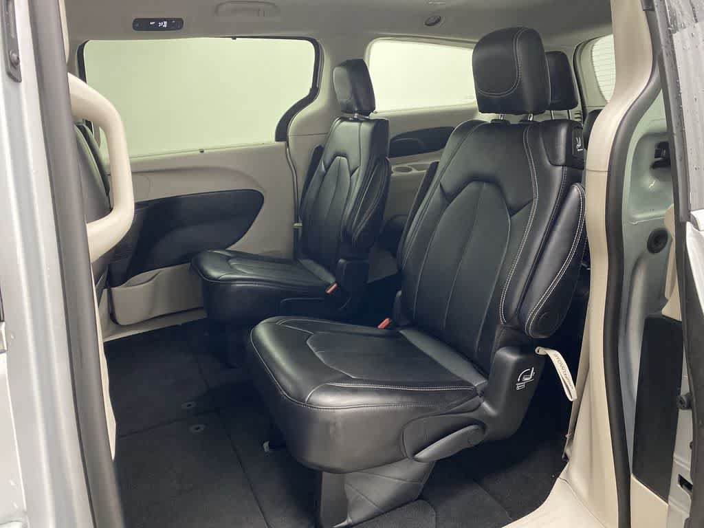 Used 2024 Chrysler Pacifica Touring-L FWD image 16