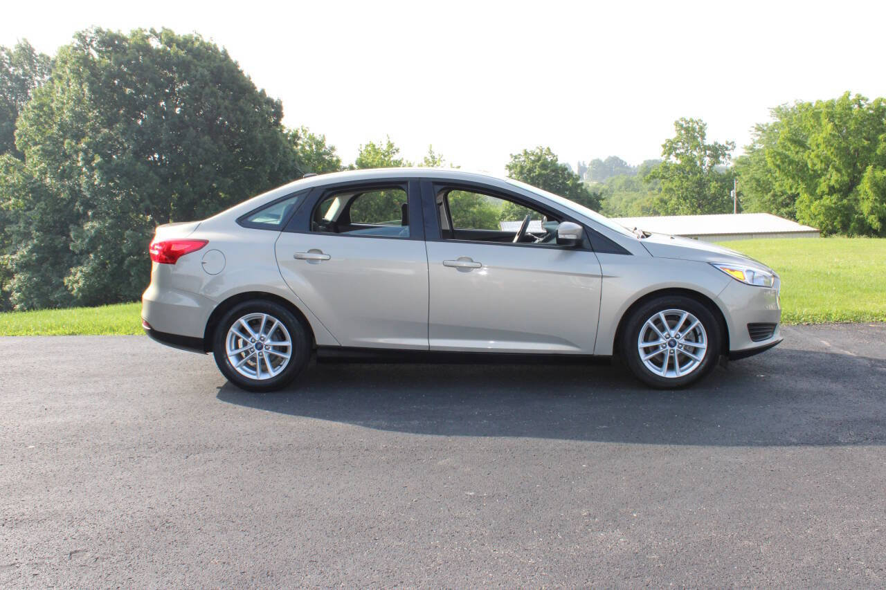 Used 2015 Ford Focus SE FWD image 2