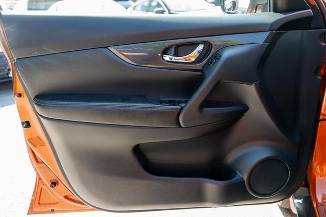 Used 2018 Nissan Rogue SV AWD/4WD image 17