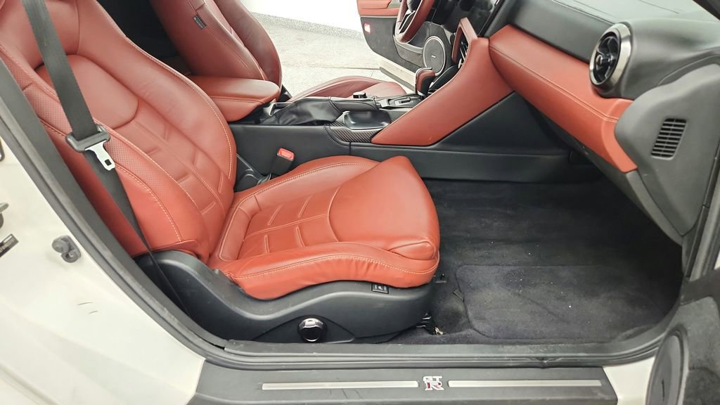 Used 2017 Nissan GT-R Premium w/ Premium Interior Package AWD/4WD image 46