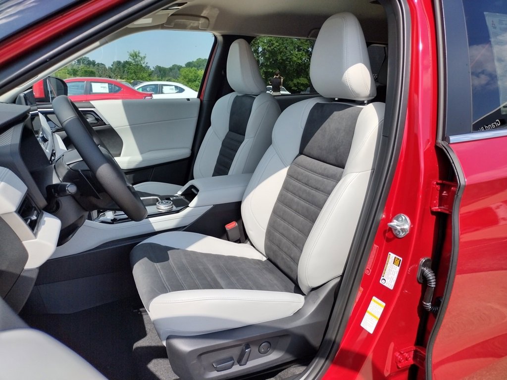 New 2025 Mitsubishi Outlander SE image 2