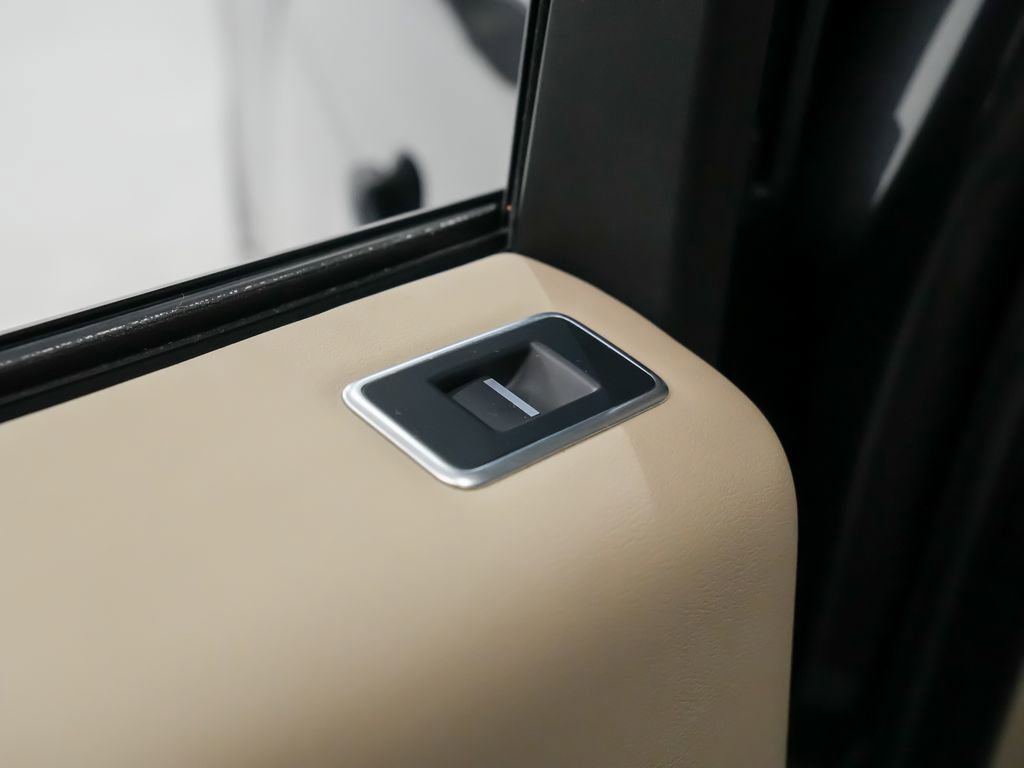 Used 2016 Land Rover Range Rover HSE image 16