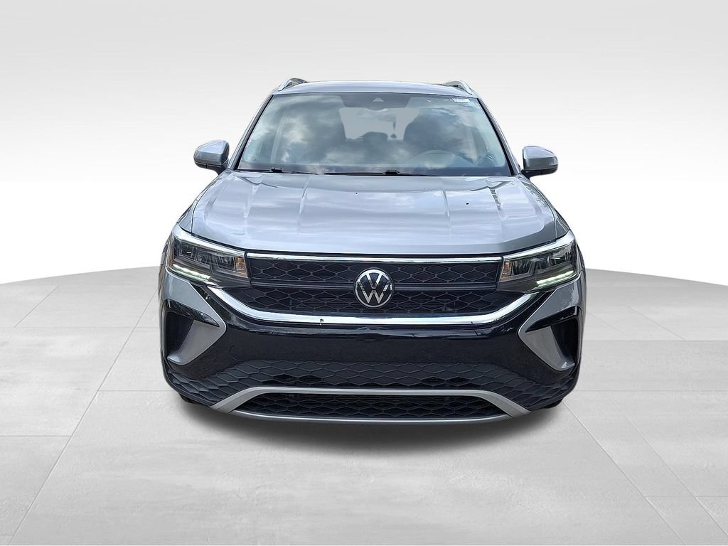 Used 2023 Volkswagen Taos SE FWD image 2